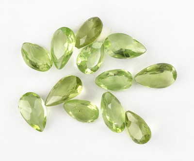 Lot 12 lose facett. Peridots zus. ca. 9.20 ct,in versch. Größen, Formen und Farbnuancen