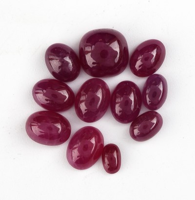 Lot 11 lose Rubincabochons zus. ca. 12.34 ct, in versch. Größen, Formen und Farbnuancen