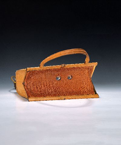 Anja Luithle, geb. 1968 Offenbach am Main, Objekt, "Krokotasche", in Form einer Lederhandtasche mit Motor Mechanik, beweglicheAugen im ...