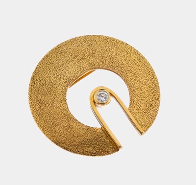 18 kt Gold Brillant-Brosche, GG 750/000, Oberfläche z.T. strukt. und pol., offen gearbeitet, Brillant ca. 0.08 ct Weiß/si, D. ca. 3 cm, ca. 8.1 g, ...