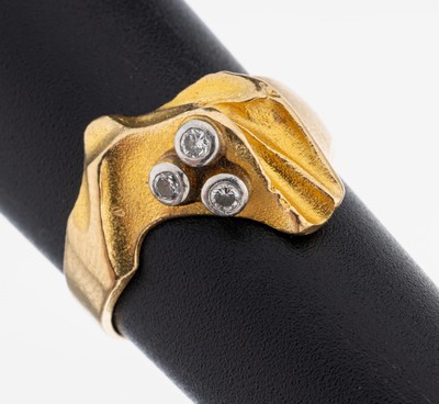18 kt Gold LAPPONIA Brillant-Ring, Finnland, 1984, GG/WG 750/000, typ. Design, 3 in WG gefasste Brillanten zus. ca. 0.10 ct Weiß/si, RW 50, ca. 5.2 ...
