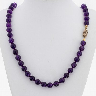 Amethyst-Collier, 78 Amethystkugeln, D. ca.8-8.8 mm, schöne Farbe, z.T. berieben, L. ca. 81 cm, Schließe 835er Silber verg.