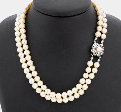 Perl-Collier mit 14 kt Gold Schließe, WG 585/000, 2-rhg., cremefarb. Akoyazuchtperlen, D. ca. 7-7.5 mm, L. ca. 40 cm, ca. 58.2 g