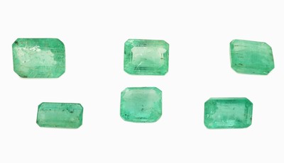 Lot 6 lose Smaragde, zus. ca. 13.8 ct, Treppenschliff in versch. Größen
