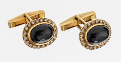 Paar 18 kt Gold Saphir-Diamant- Manschettenknöpfe, GG 750/000 gepr., 2 Sternsaphire zus. ca. 12.00 ct, 40 8/8- Diamanten zus. ca. 0.40 ct ...