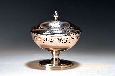 Klassizistische Deckelschale, wohl, Frankreich, um 1780, Tremoulierstich, gemarkt: Einhorn und zerschlagene Marke auf dreifeldrigem Blatt, umlaufende ...