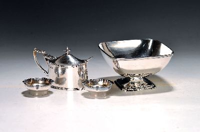 Vier Teile silbernes Tafelzubehör, Sterlingsilber, um 1900 und später, Senfgefäß, Sheffield, mit Löffelchen und blauem Glaseinsatz, Fußschale ...