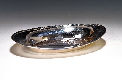 Ovale Silberschale und Schlüsselanhänger, Tiffany & Co, Sterlingsilber, num. 17780 u. 5960, vierfach profilierter Randdekor, ca. 4.5x28.5 x 17 cm, ...
