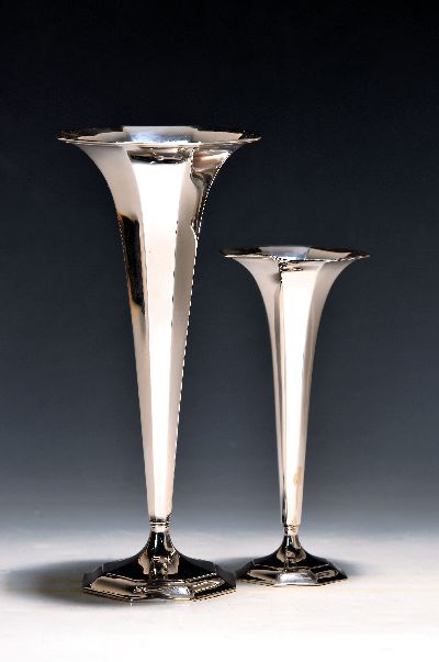 Zwei Flötenvasen, Tiffany & Co, Sterlingsilber, 1. Hälfte 20. Jh., num. 18376 u. 6723 achtkantige Form, H. 23 cm, 2. Vase 18375 u. 5099, H. 17 cm, ...