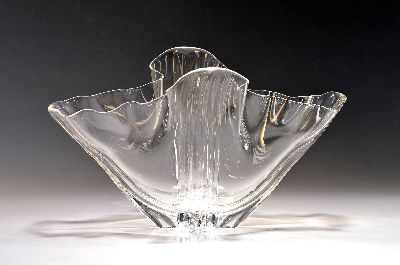 Taschentuchvase, Steuben, Entwurf Frederck Carder, USA, 20. Jh., farbloses Glas, am Boden signiert, ca. 17.5 x 31 x 16 cm