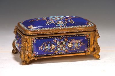 Deckeldose/Schmuckschatulle, Frankreich, Tahan, Paris, Rue de La Paix, um 1870/80, Messing, blaugrundige , gewölbte Emaileinsätze, mit floralem ...