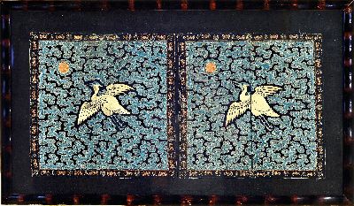 4 Blattstichstickereien, China, um 1900, 2x Kranich in Wolken, je ca. 30x30cm, 2x Vogel in Landschaft zur Sonne auffliegend, je ca. 27x30cm, immer 2 ...
