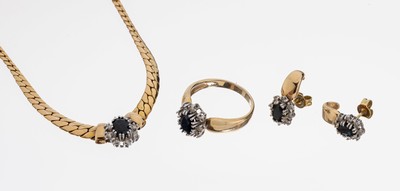 14 kt Gold Saphir-Brillant-Schmuckset, GG/WG 585/00, best. aus: Collier, L. ca. 44 cm, Ring, RW 58, und 1 Paar Ohrstecker, insg. 4 ovalfacett. ...