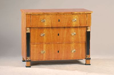 Kommode im Empirestil 19.Jh., Kirschbaumfurnier, 3 Schubladen, aufwendig rest., vergoldete Messingapplikationen, ca. 82x100x57cm, EZ 2