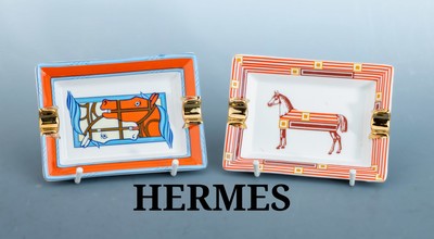 Konvolut 2 HERMES Aschenbecher, Porzellan, 1 x weißer Grund, Dekor mit 2 stilisierten Pferdeköpfen im Profil, grafisch flächiger Stil mit ...