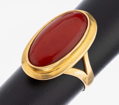 18 kt Gold Korallen-Ring, 1960er Jahre, GG 750/000, schlicht, ovaler Korallen-Cabochon, RW 58, ca. 7.5 g, Versand nur innerhalb der EU