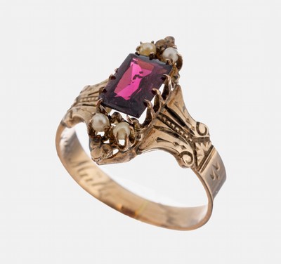 14 kt Gold Granat-Perl-Ring, um 1890, GG 585/000 gepr., feine Verarbeitung, facett. Granat-Rechteck, 4 kl. Flussperlen, RW 56, ca.3.5 g