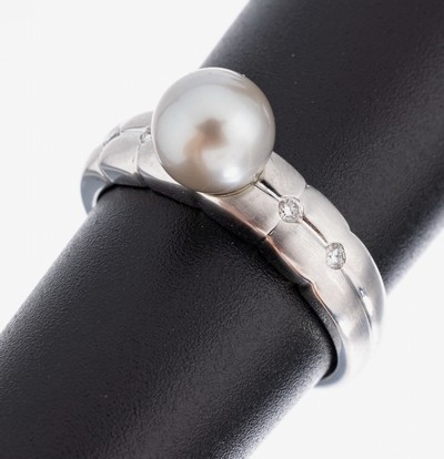 14 kt Gold Perl-Brillant-Ring, GG 585/000, sat., mittig silbergraue Zuchtperle, D. ca. 7.2 mm, 4 Brillanten zus. ca. 0.06 ct (grav.) Weiß/si, RW ...