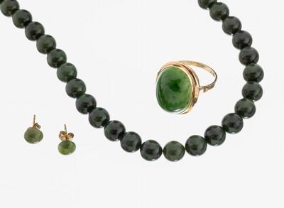 8 kt Gold Nephrit-Schmuckset, GG 333/000, best. aus: 1 x Ring, ovaler Nephritcabochon, RW 57, 1 x Collier, D. ca. 8-8.3 mm, Federringschließe, L. ...