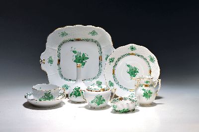 15 Teile Porzellan, Herend Ungarn, 20. Jh., Dekor Apponiy grün, mit Goldstaffage, 3 Tassen mit Untertassen und Kuchentellern, eckige Schale, ...