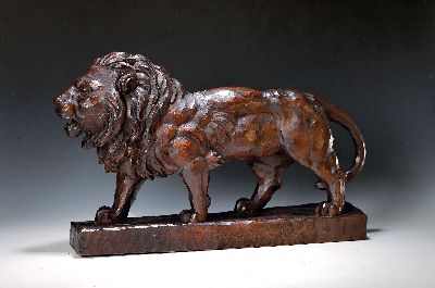 Skulptur eines schreitenden Löwen, Mildenberger Handschnitzerei, 1937, Lindenholz geschnitzt und dunkler gebeizt, Sockel geklebt, am Boden Etikett: ...