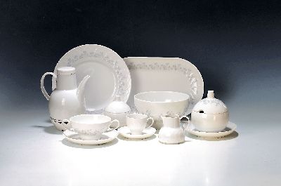 Speiseservice, Rosenthal, Modell Lotus mit grauem floralen Dekor, Entwurf Björn Wiinblad, 12 flache Teller, 9 Suppentassen mit 8 Untertassen, 12 ...