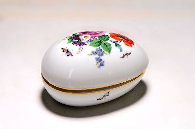 Deckeldose in Form eines Eies, Meissen, um 1900, 1. Wahl, feine bunte Blumenmalerei mit Insekten, Goldränder, ca. 5.5x9x7cm
