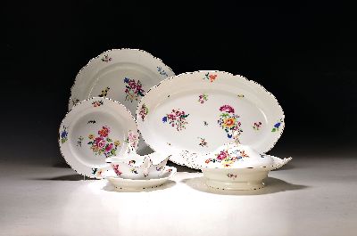 Umfangreiches Speiseservice, Ungvarer Tata Ungarn, vor 1910, Porzellan, reich bunt dekoriert mit verschiedenen Blumen, 29 flache Teller, 12 tiefe ...