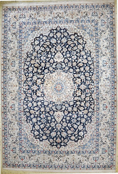 Nain fein(9 La), Persien, Mitte 20.Jhd, Korkwolle mit Seide, ca. 357 x 247 cm, ca. 500.000 Kn/qm, Reinigungsbedürftig, EHZ: 2
