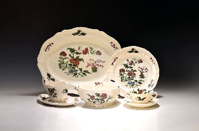Speiseservice, Wedgwood England, Modell Mandarin, 12 Speiseteller,12 Suppenteller, 6 Suppentassen mit 5 Untertassen, 2 Saucieren, ein Koppchen, 3 ...