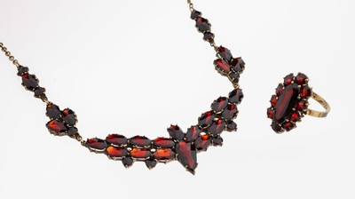 8 kt Gold Granat-Konvolut, GG 333/000, best. aus: 1 Collier, L. ca. 46 cm, Federringschließe, Mittelteil mit facett. Granaten in versch. ...