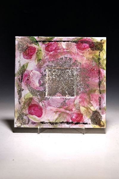 Bildplatte, Karlsruher Majolika, Unikat von Edith Baerwolff (geb. 1960 München), im vertieften Fond Pfauenpaar, auf dem breiten Rand rote Rosen, ...