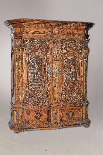 Pilasterschrank, Barock, 18. Jh., Weichholz, zweitürig, aufwendige, Schnitzereien auf den Türen jeweils der Hl. Georg der Drachentöter, orig. ...