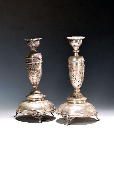 Paar Kerzenleuchter, Österreich, 1867-72, 800er-Silber, ca. 608g, Gravurdekor, 1 Leuchter mittig l. restauriert, H. 28,5 cm