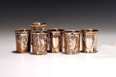 6 Schnapsbecher, deutsch, Anfang 20.Jh., 800er, je mit Wappenkartusche, 61g, H. 4 cm