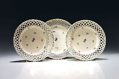 3 Dessertteller, Wien, 18. Jh., Rand in Durchbrucharbeit, gestreute Blümchen, grüner Randdekor, min. best., D. 25 cm