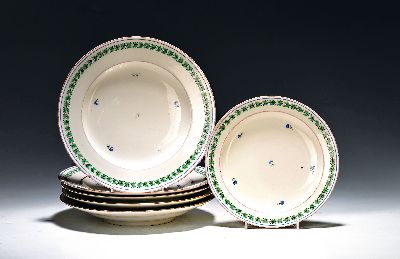 6 Speiseteller, Wien, 18. Jh., 3 x Petersiliendekor mit Goldrand, 3 x grüne Bordüre mit blauen gestreuten, Blümchen, D. 24cm 1 x 20 cm, ...
