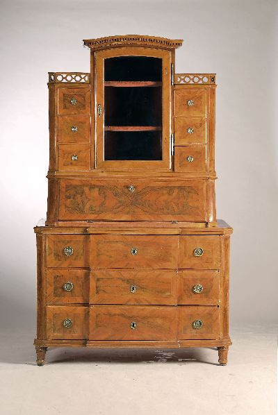 Barock Aufsatzsekretär, um 1740/50, Nußbaumfurnier, Aufsatz mit einer Glastür und 6 Schubladen, Holzgalerie und Zahnfrieß, mittlere ...
