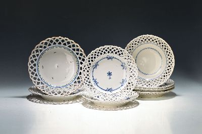 8 Dessertteller/Sammelteller, Wien, 18. Jh., Fahne mit Durchbrucharbeit, versch. Dekore, meist Unterglasurblauer Bordürendekor, einmal mit ...