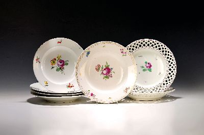 7 Speiseteller, Wien, 18. Jh., Blumenmalerei, darunter zwei Teller mit Durchbrucharbeit, Altersspuren, D. ca. 22-24 cm, z.T. berieben