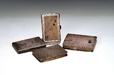 4 Deckeldosen aus Silber, überwiegend Österreich, nach 1922, Silber, 260g, Gravurdekor, Deckeldose innenvergoldet, Ö. nach 1922, 5 ,5x8cm; ...