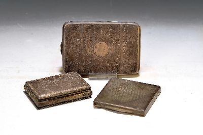 Puderdose, Deckeldose und Visitenkartenetui, 1.Hälfte 20.Jh., Silber, 330g, Visitenkartenetui, Sterling-Silber, floraler Gravurdekor, 11,5x8cm; ...