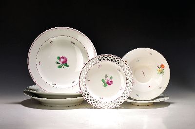 3 runde Platten, Dessertteller und drei Unterteller, Wien, 18. Jh., Platten mit roter Rose und gestreute Blümchen, D. 31/33.5 cm, Dessertteller D. ...