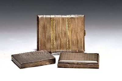 Visitenkartenetui und 2 Deckeldosen, Österreich, nach 1922, Silber, 332g, Visitenkartenetui 900er, nach 1922, 10x8cm; Deckeldose 6x8cm; Deckeldose ...