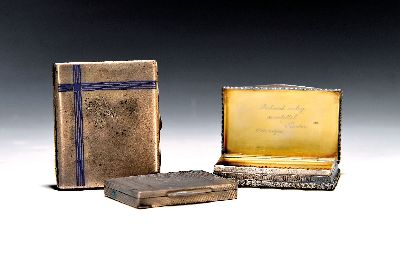 2 Deckeldosen und 1 Visitenkartenetui, Österreich, 1840/1867-72, Silber, 258g, Deckeldose innenvergoldet, 1867-72, 800er, 5 ,5x7,5cm; Deckeldose ...