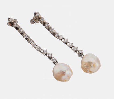 14 kt Gold Brillant-Perl-Ohrstecker, WG 585/000, länglich bewegl., 20 Brillanten zus. ca. 0.60 ct Weiß/vs, unrunde Zuchtperlen, D. ca. 11.5 mm, L. ...
