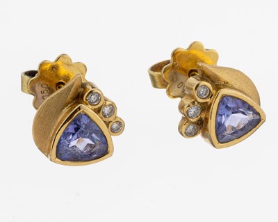 Paar 18 kt Gold Tansanit-Brillant-Ohrstecker, GG 750/000, 2 facett. Tansanit-Triangeln zus. ca. 1.60 ct, 6 Brillanten zus. ca. 0.06 ct Weiß/si, ca. ...