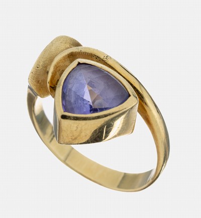 14 kt Gold Tansanit-Ring, GG 585/000, ungewöhnliches Design, facett. Tansanittriangel ca. 2.30 ct, RW 58, ca. 8.9 g