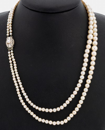 Perl-Collier mit 14 kt Gold Schließe, WG 585/000, 2-rhg. Zuchtperlen im Verlauf, D. ca. 2.7 - 7.2 mm, L. ca. 43 cm, Steckschließe