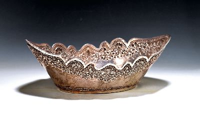 Silberschüssel mit auffälligem Hammerschlagdekor, wohl Österreich, 19./20.Jh., Silber geprüft, ungemarkt, 513g, ostentativer Hammerschlagdekor, ...